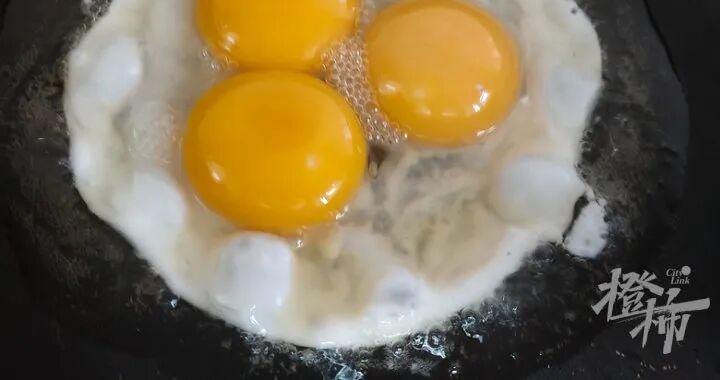 杭州老师做早饭时发现罕见一幕，直呼“像中了彩票”，72岁的婆婆说一辈子没见过！有资料说“概率可能万分之一甚至更低”